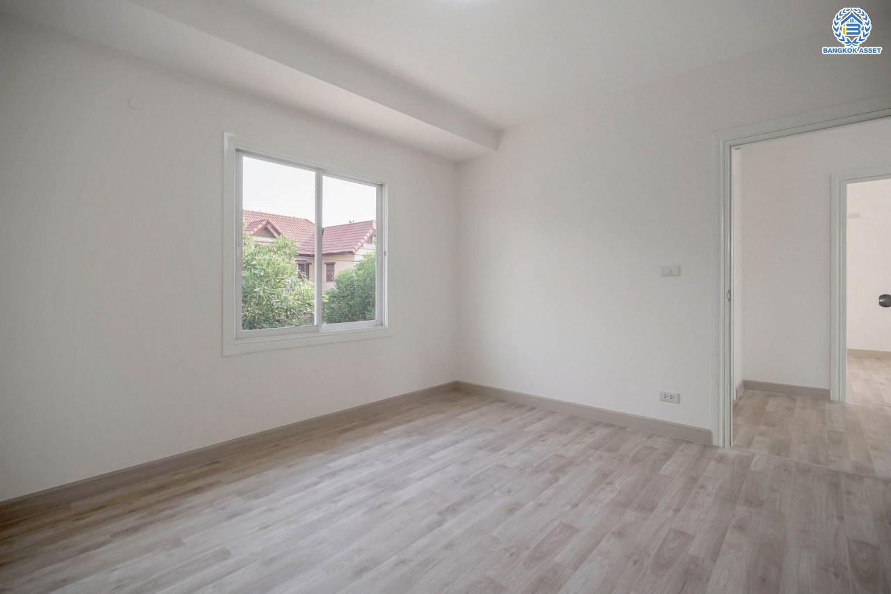 บ้านมือสองตกแต่งใหม่ โครงการ โฮมเพลส วงแหวน-รัตนาธิเบศร์ เนื้อที่ 51.10 ตร.ว. ฟังก์ชัน 3 ห้องนอน 2 ห้องน้ำ ที่จอดรถ 2 คัน ตั้งอยู่บนทำเลแห่งการเดินทาง เชื่อมต่อถนนรัตนาธิเบศร์ ใกล้ห้างเซ็นทรัล เวสต์เกต ใกล้รถไฟฟ้า "สถานีตลาดบางใหญ่"